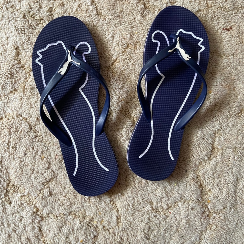 PUMA NWOT Blue sz.6/7 flip flops